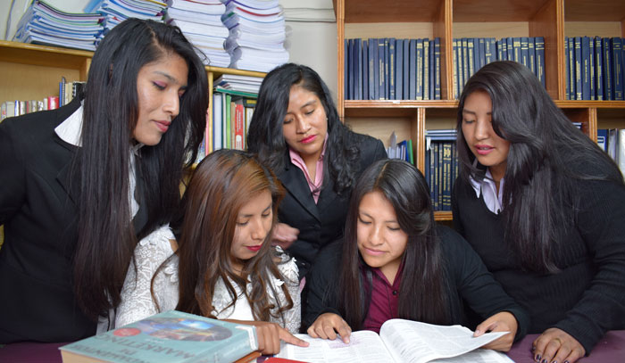 Estudiantes aplicando conocimientos en gabinete contable