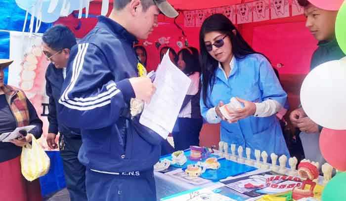 Estudiantes aplicando conocimientos