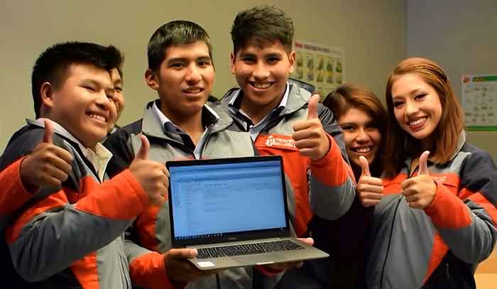 Estudiantes aplicando conocimientos en hardware de computadoras